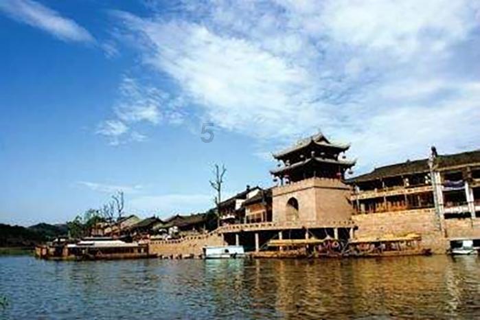 营口一小孩被悬挂滑雪场缆车外