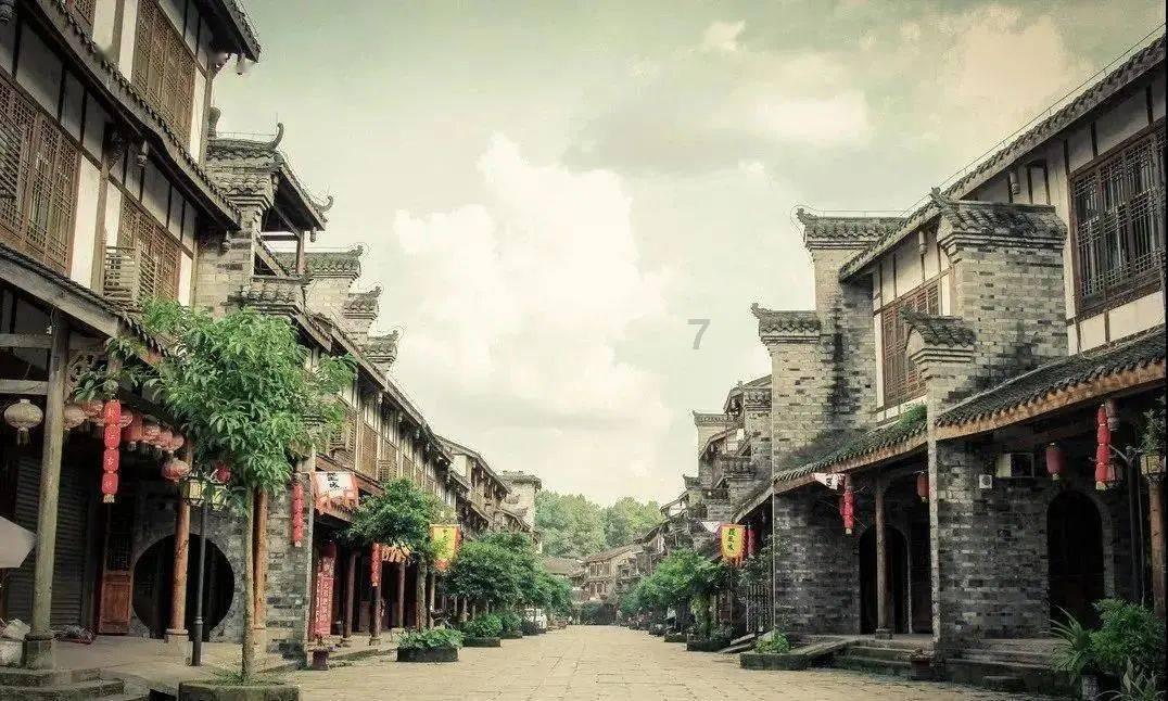 客服回应老人在地铁上强行乞讨:可拨打热线或告知工作人员